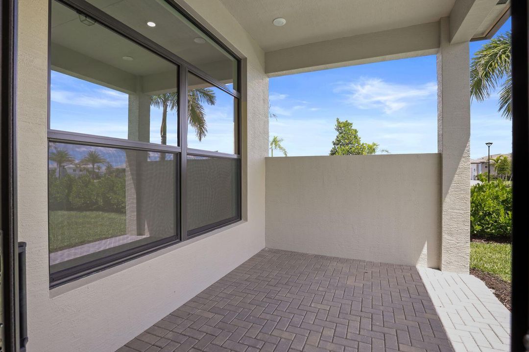 合同活跃: $579,990 (2 贝兹, 2 浴室, 1547 平方英尺)