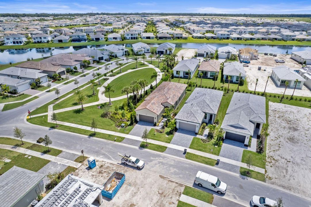 合同活跃: $579,990 (2 贝兹, 2 浴室, 1547 平方英尺)