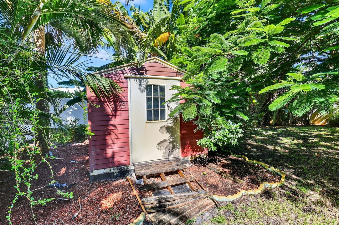 Под контрактом: $1,400,000 (3 спален, 2 ванн, 1235 Квадратных фут)