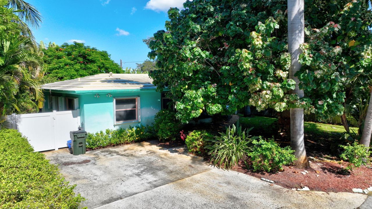 Под контрактом: $1,400,000 (3 спален, 2 ванн, 1235 Квадратных фут)