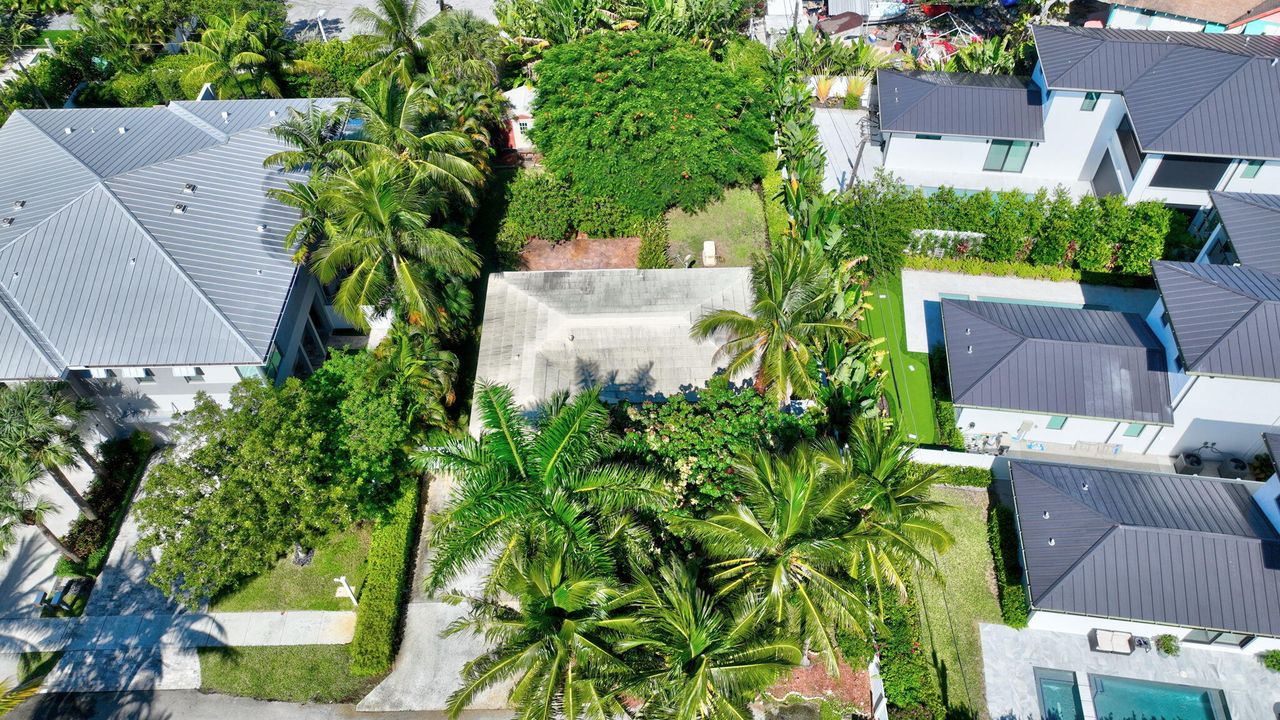 Под контрактом: $1,400,000 (3 спален, 2 ванн, 1235 Квадратных фут)