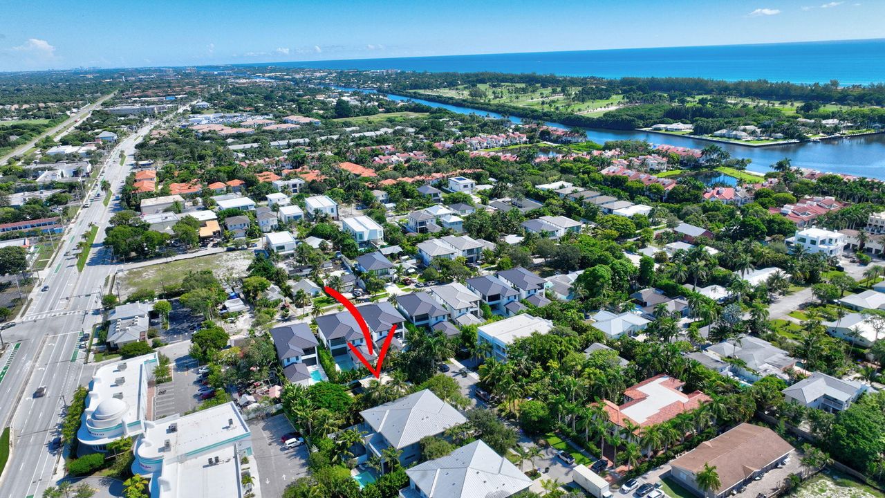 Под контрактом: $1,400,000 (3 спален, 2 ванн, 1235 Квадратных фут)