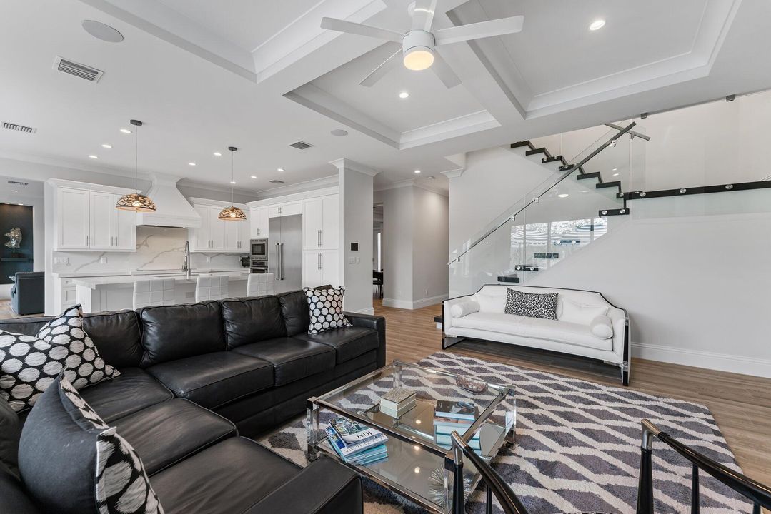 На продажу: $4,395,000 (6 спален, 4 ванн, 4271 Квадратных фут)