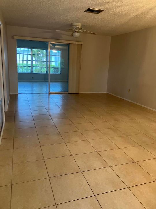 合同活跃: $1,650 (2 贝兹, 2 浴室, 1014 平方英尺)