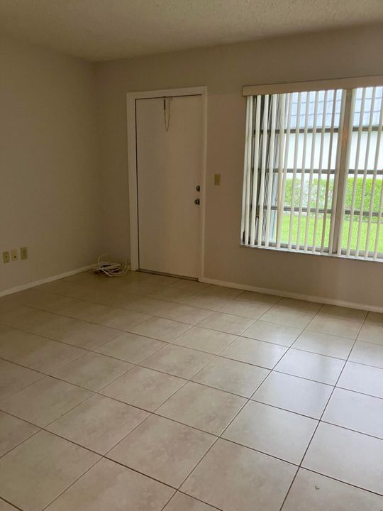 合同活跃: $1,650 (2 贝兹, 2 浴室, 1014 平方英尺)