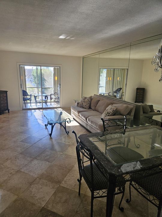 合同活跃: $179,000 (2 贝兹, 2 浴室, 940 平方英尺)