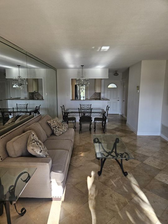 合同活跃: $179,000 (2 贝兹, 2 浴室, 940 平方英尺)