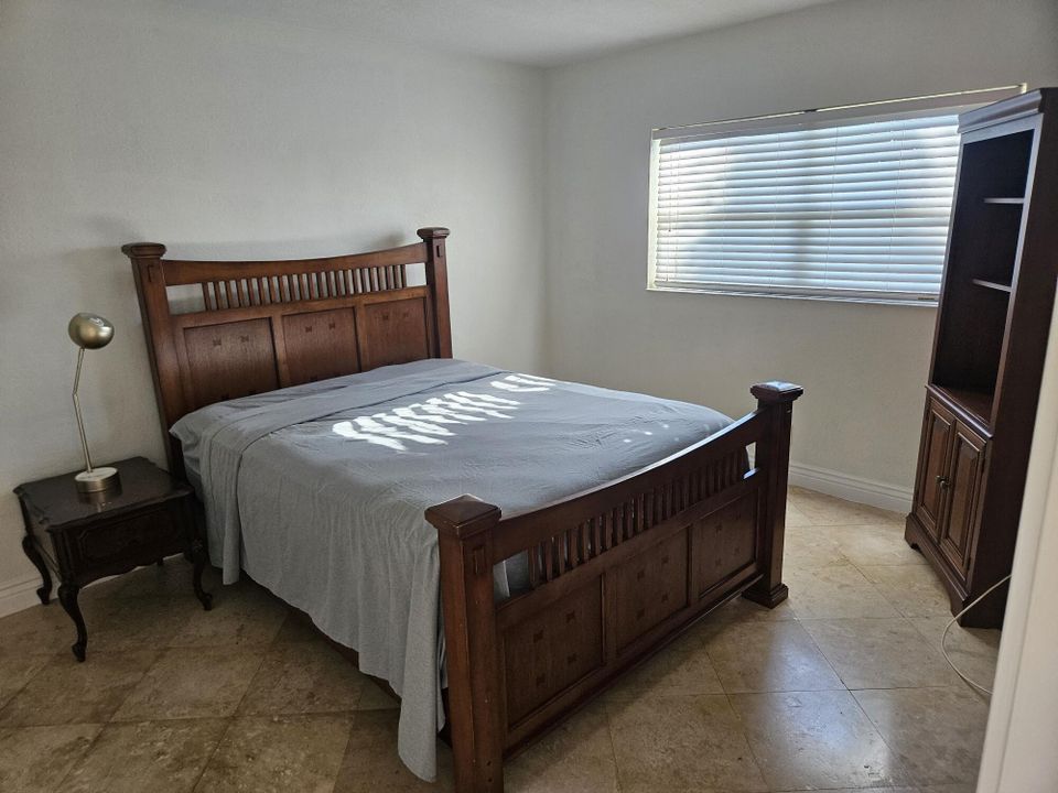 合同活跃: $179,000 (2 贝兹, 2 浴室, 940 平方英尺)