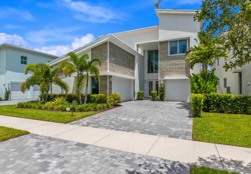 Recently Sold: $2,995,000 (5 beds, 5 baths, 5073 Square Feet)