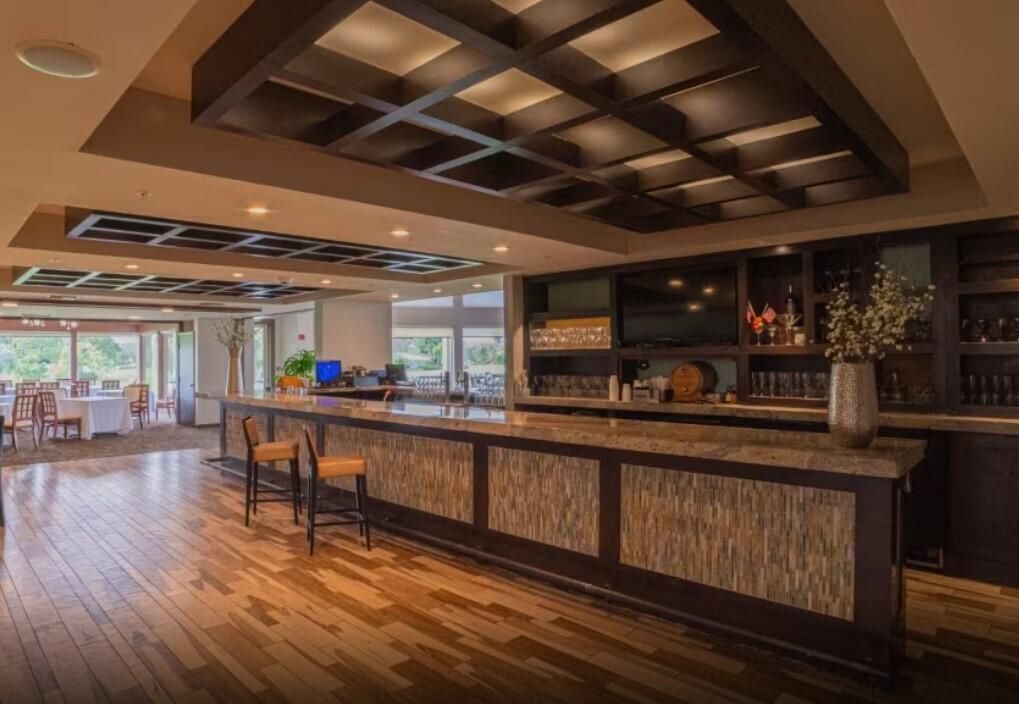 Под контрактом: $2,374,200 (4 спален, 3 ванн, 3076 Квадратных фут)