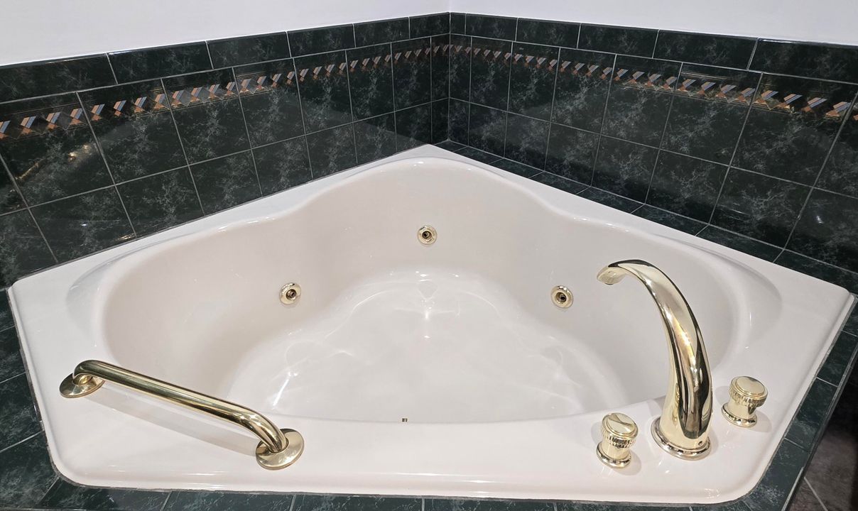 Active With Contract: $7,900 (3 beds, 2 baths, 2819 Square Feet)