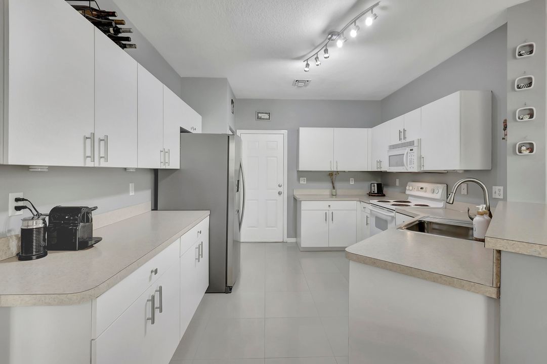 Под контрактом: $514,999 (3 спален, 2 ванн, 1774 Квадратных фут)