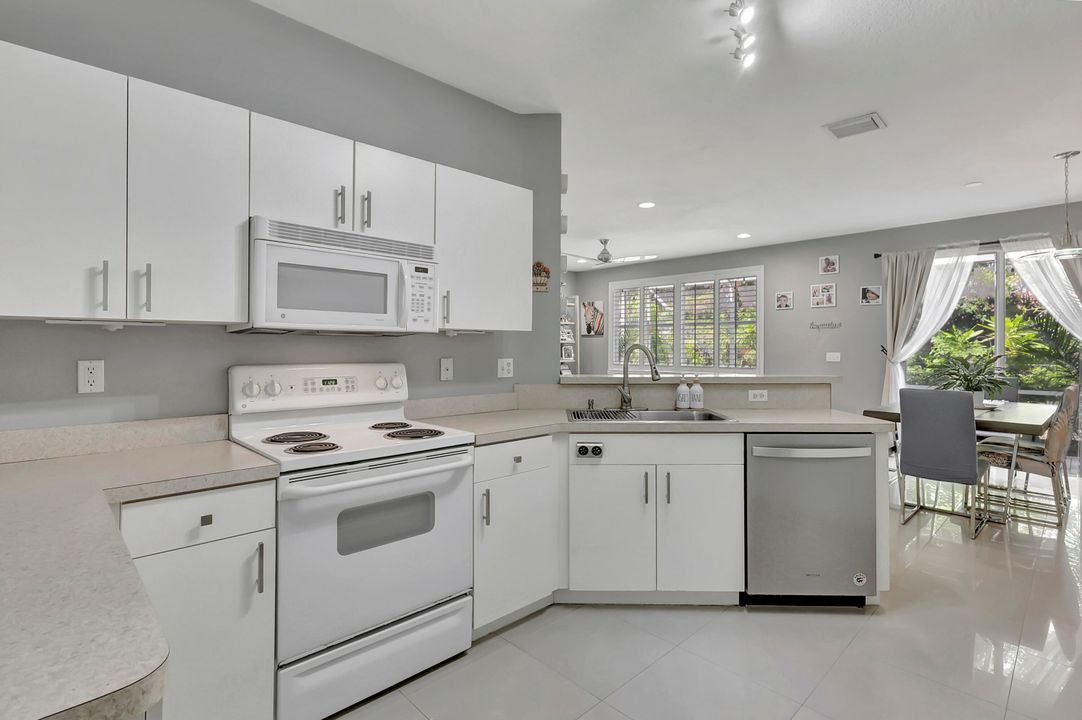 Под контрактом: $514,999 (3 спален, 2 ванн, 1774 Квадратных фут)