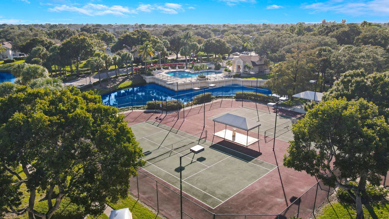 合同活跃: $338,500 (3 贝兹, 2 浴室, 1386 平方英尺)