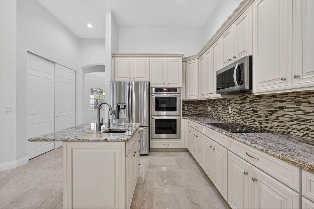 Под контрактом: $899,000 (5 спален, 3 ванн, 3066 Квадратных фут)