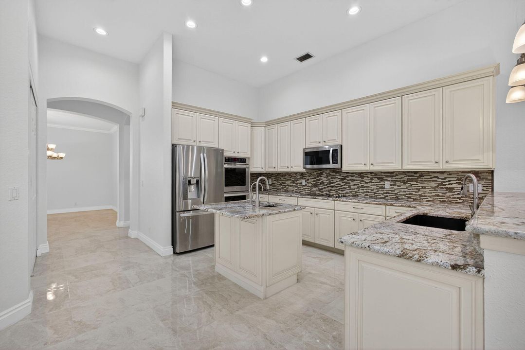 Под контрактом: $899,000 (5 спален, 3 ванн, 3066 Квадратных фут)