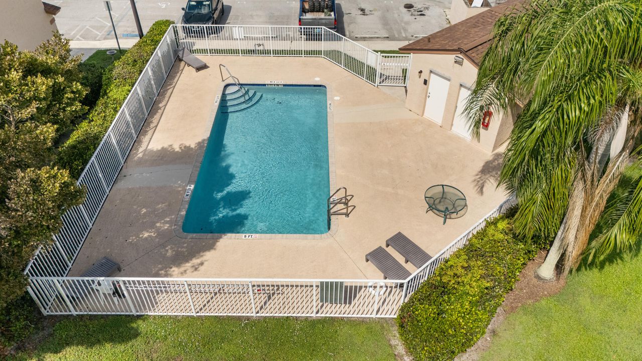 合同活跃: $2,550 (2 贝兹, 2 浴室, 1245 平方英尺)