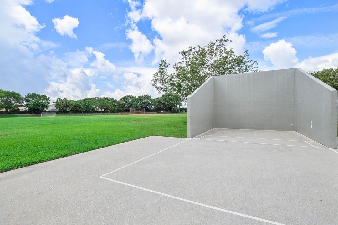 Activo con contrato: $3,150 (3 camas, 2 baños, 1861 Pies cuadrados)