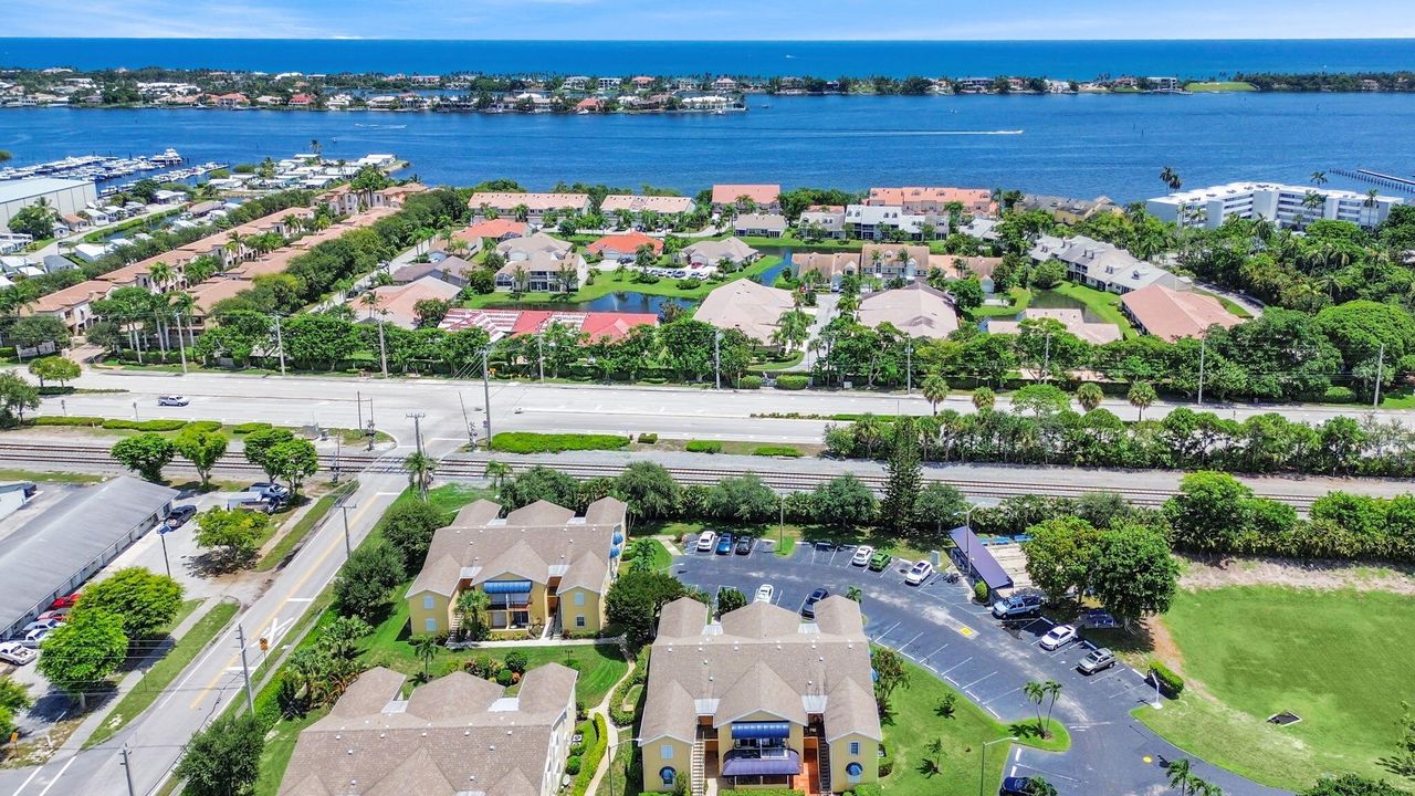 For Sale: $231,000 (2 beds, 2 baths, 1045 Square Feet)