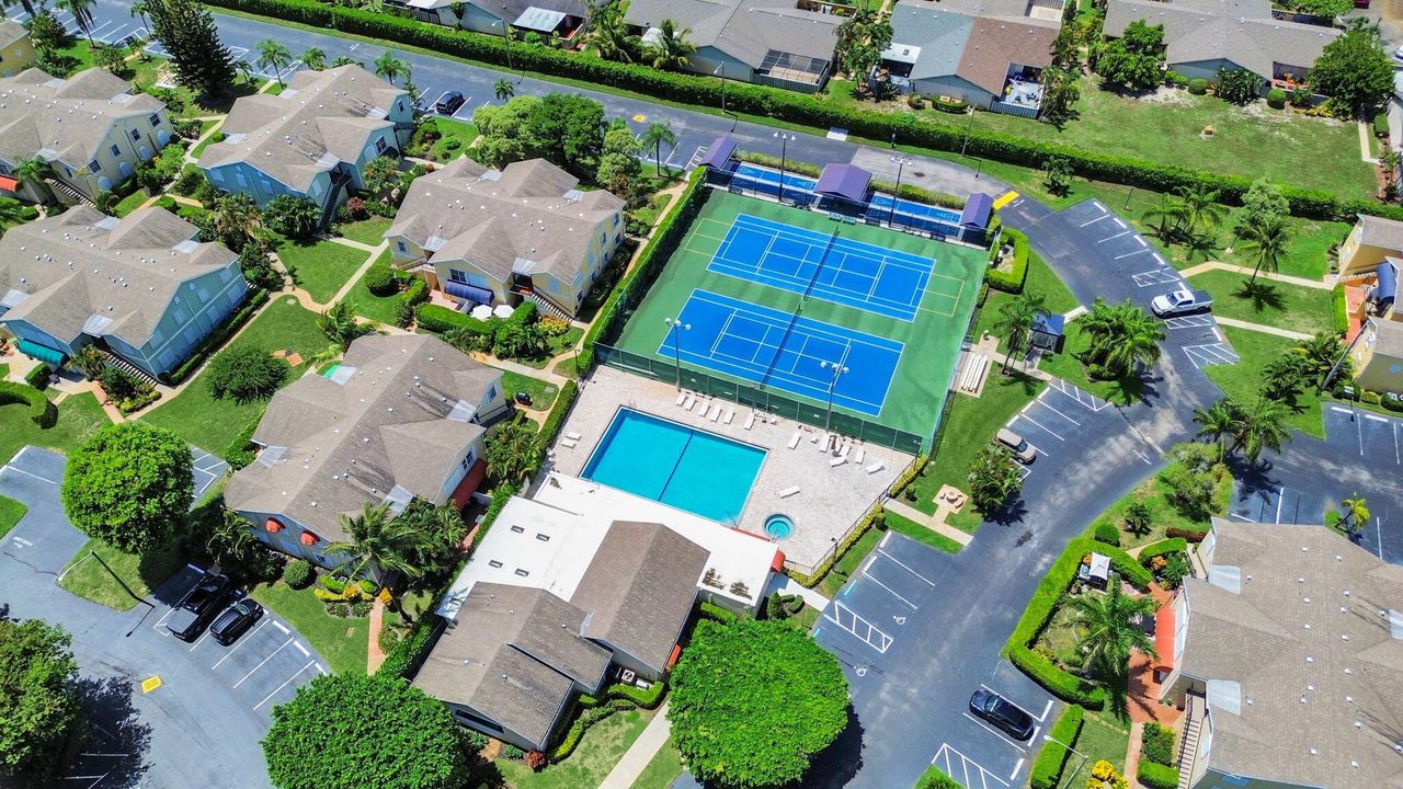 For Sale: $231,000 (2 beds, 2 baths, 1045 Square Feet)