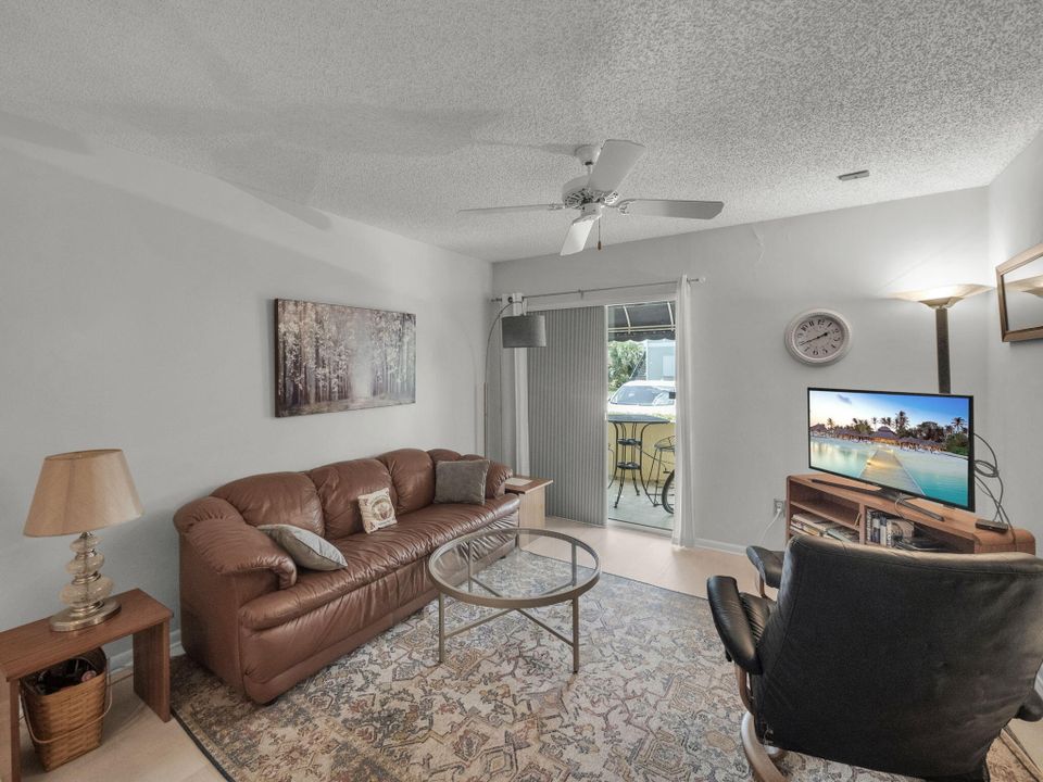 For Sale: $231,000 (2 beds, 2 baths, 1045 Square Feet)