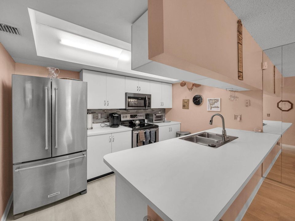 For Sale: $231,000 (2 beds, 2 baths, 1045 Square Feet)