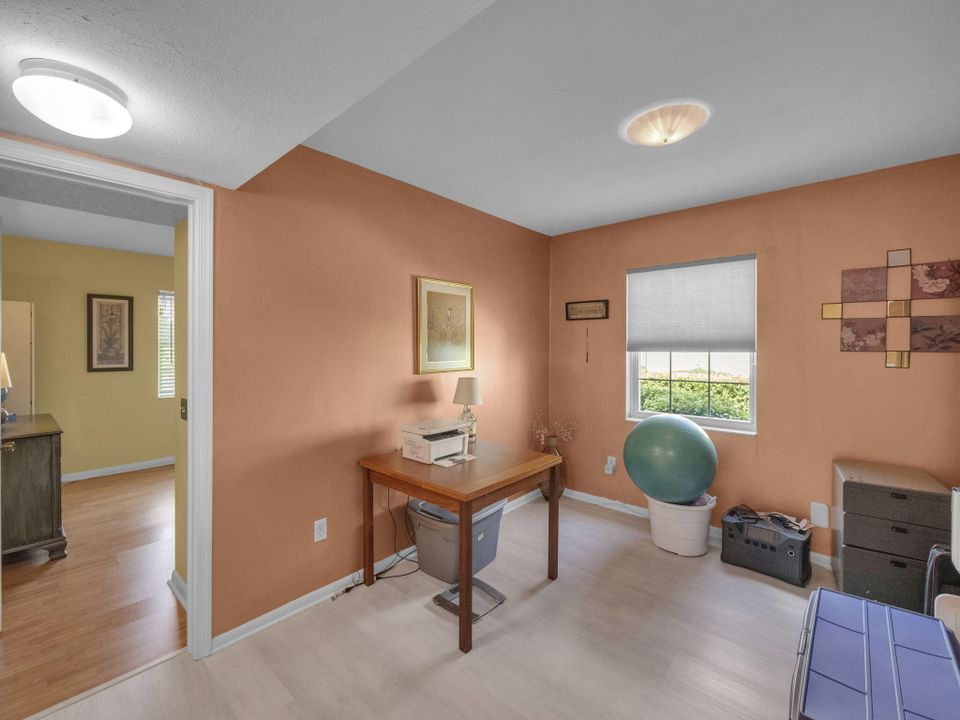 For Sale: $231,000 (2 beds, 2 baths, 1045 Square Feet)