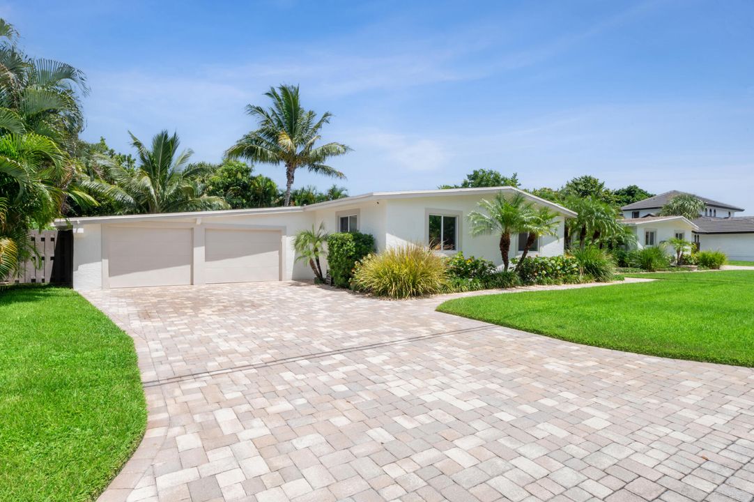 合同活跃: $1,695,000 (5 贝兹, 3 浴室, 2348 平方英尺)