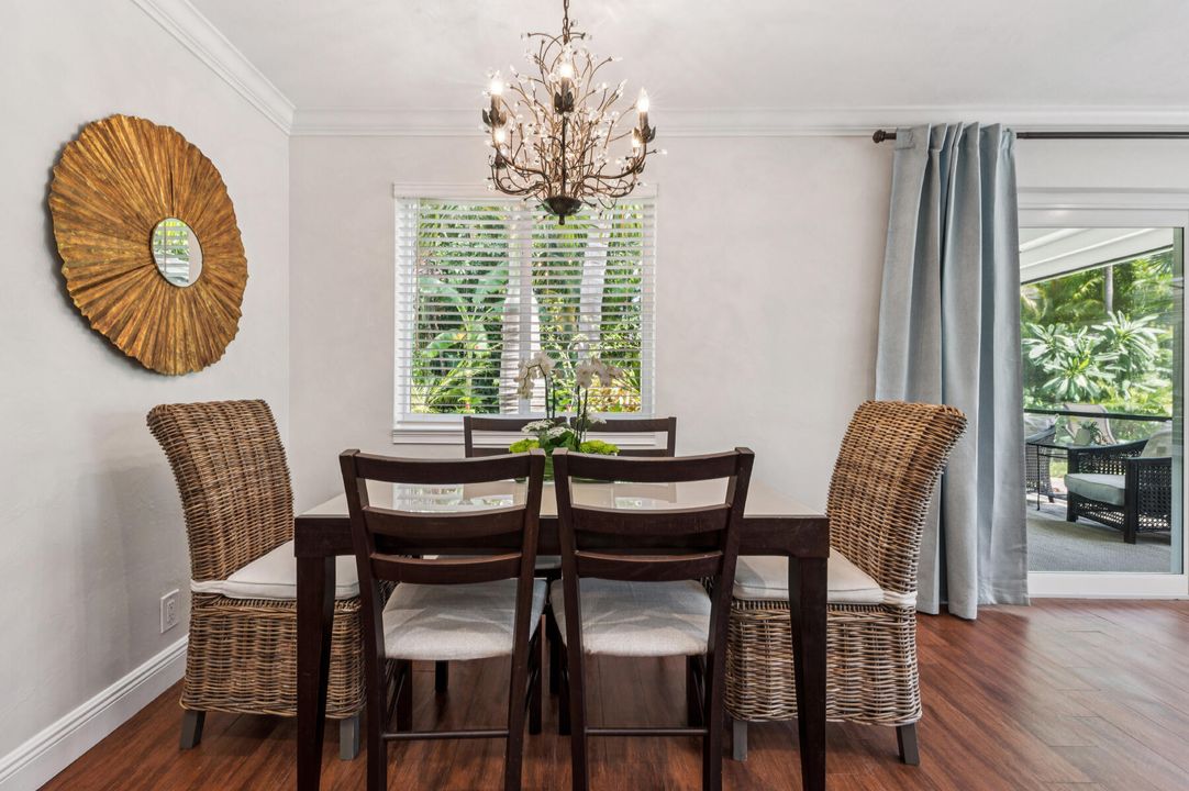 合同活跃: $1,695,000 (5 贝兹, 3 浴室, 2348 平方英尺)