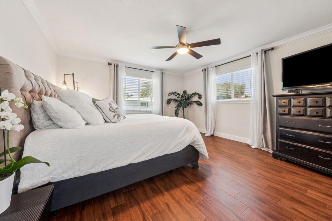 合同活跃: $1,695,000 (5 贝兹, 3 浴室, 2348 平方英尺)