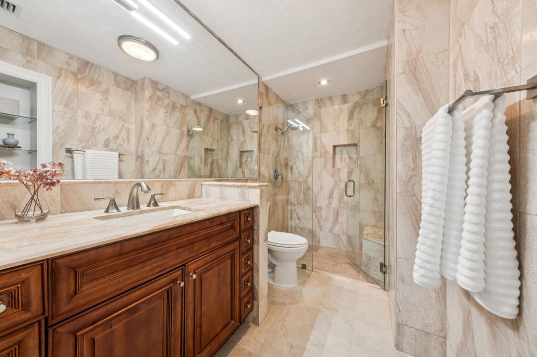 合同活跃: $1,695,000 (5 贝兹, 3 浴室, 2348 平方英尺)