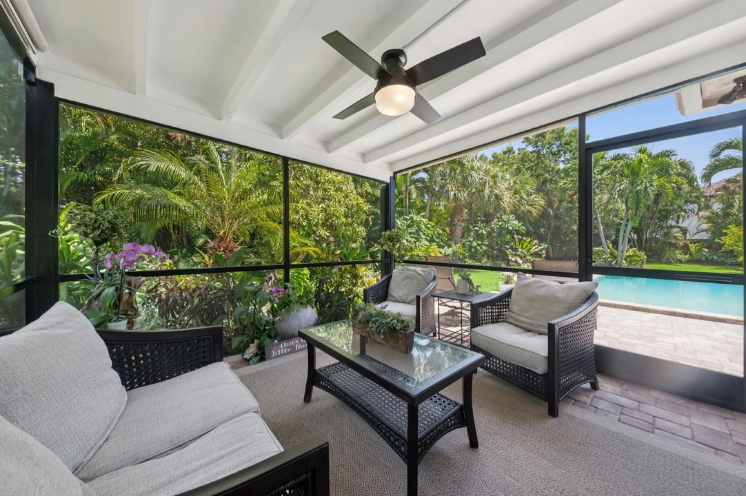 合同活跃: $1,695,000 (5 贝兹, 3 浴室, 2348 平方英尺)