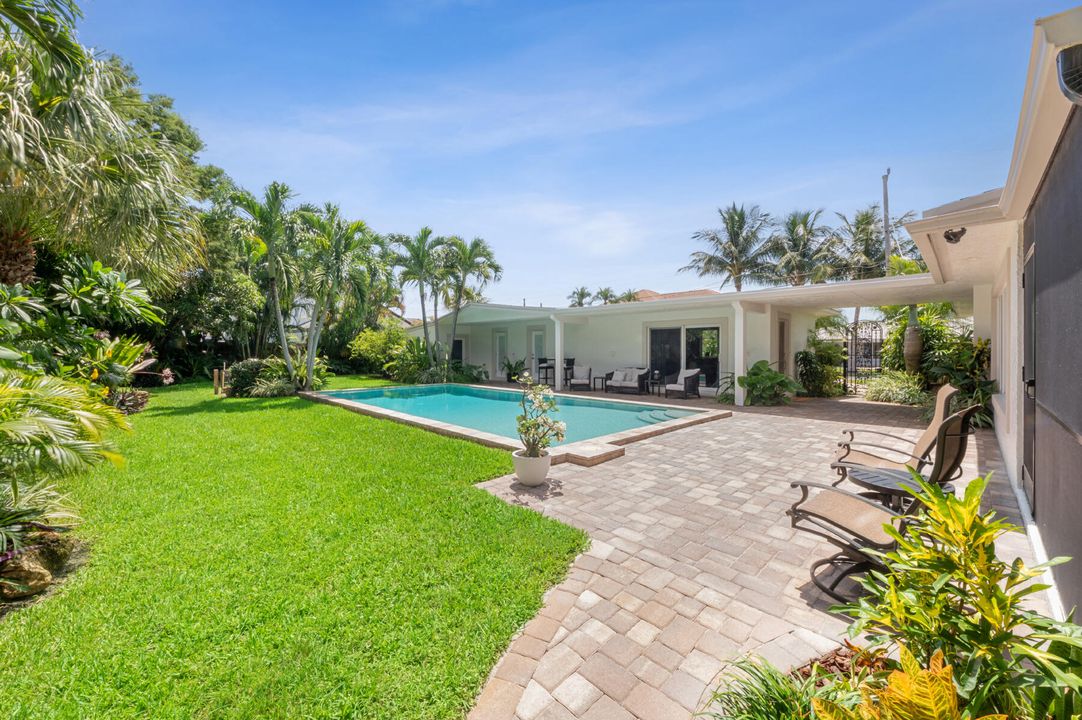 合同活跃: $1,695,000 (5 贝兹, 3 浴室, 2348 平方英尺)