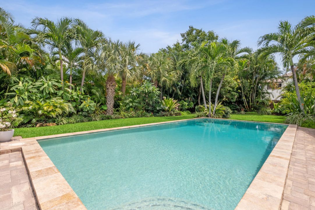 合同活跃: $1,695,000 (5 贝兹, 3 浴室, 2348 平方英尺)