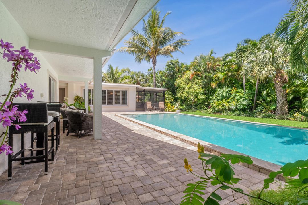 合同活跃: $1,695,000 (5 贝兹, 3 浴室, 2348 平方英尺)