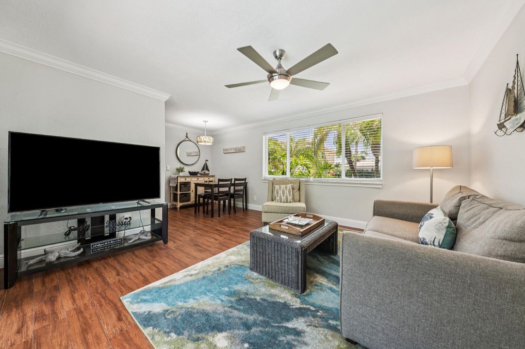 合同活跃: $1,695,000 (5 贝兹, 3 浴室, 2348 平方英尺)