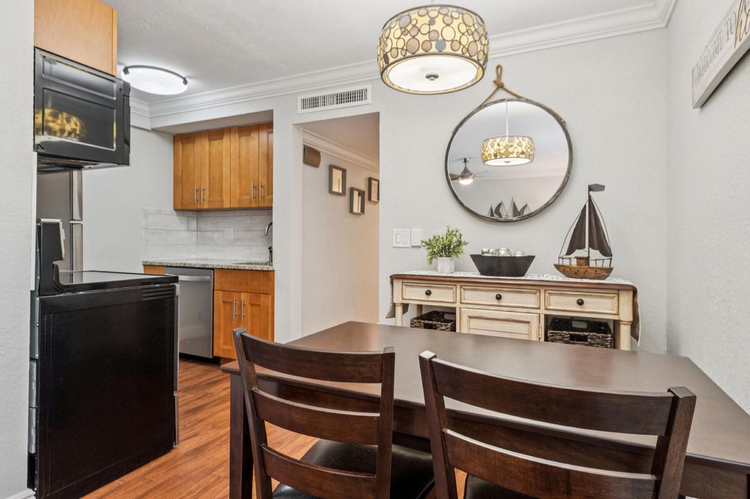 合同活跃: $1,695,000 (5 贝兹, 3 浴室, 2348 平方英尺)