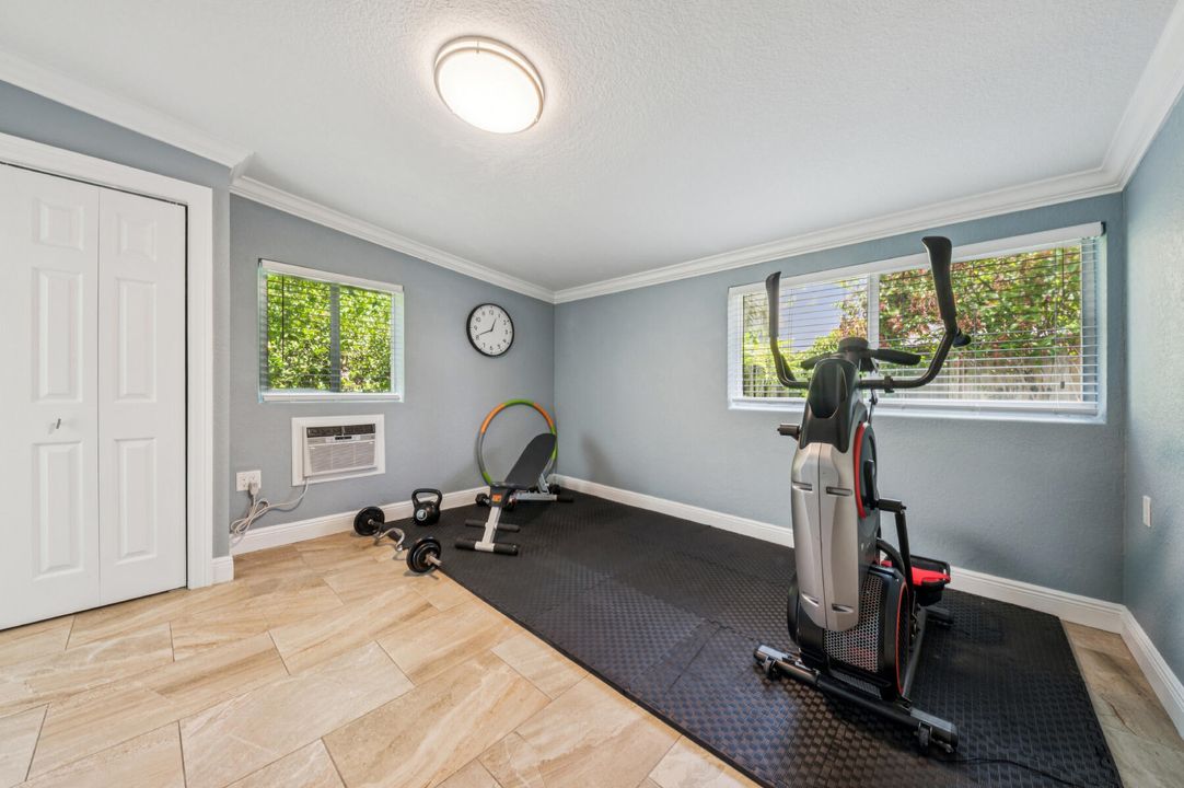 合同活跃: $1,695,000 (5 贝兹, 3 浴室, 2348 平方英尺)