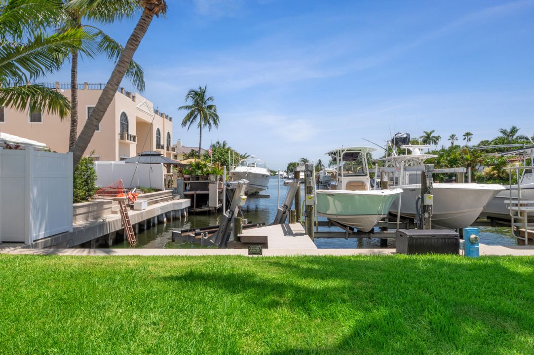 合同活跃: $1,695,000 (5 贝兹, 3 浴室, 2348 平方英尺)