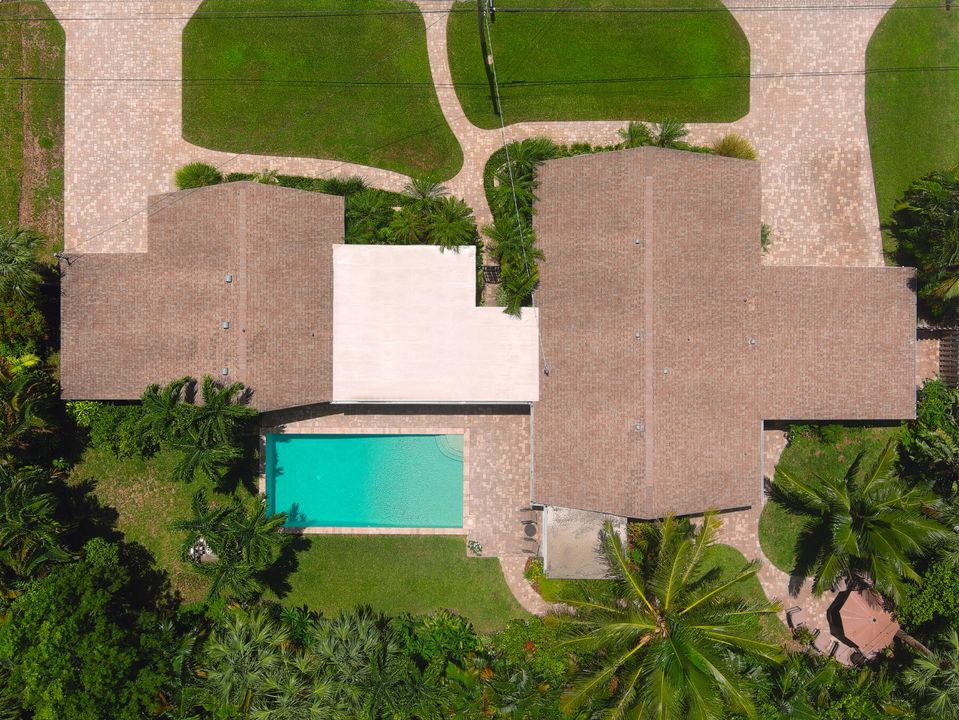 合同活跃: $1,695,000 (5 贝兹, 3 浴室, 2348 平方英尺)