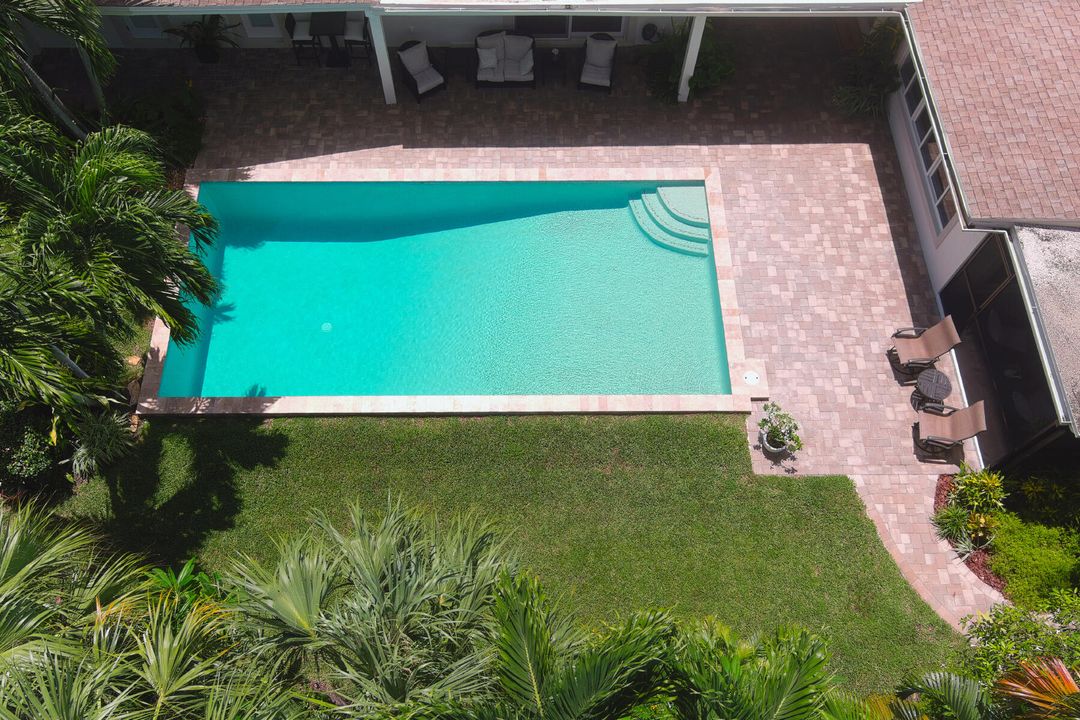 合同活跃: $1,695,000 (5 贝兹, 3 浴室, 2348 平方英尺)