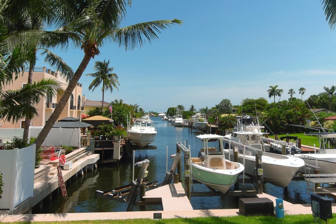 合同活跃: $1,695,000 (5 贝兹, 3 浴室, 2348 平方英尺)