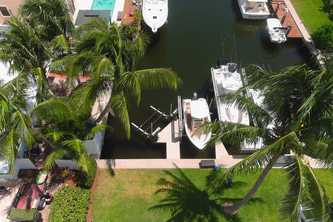 合同活跃: $1,695,000 (5 贝兹, 3 浴室, 2348 平方英尺)