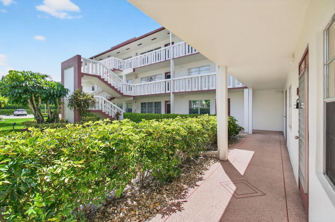 Active With Contract: $65,000 (1 beds, 1 baths, 702 Square Feet)