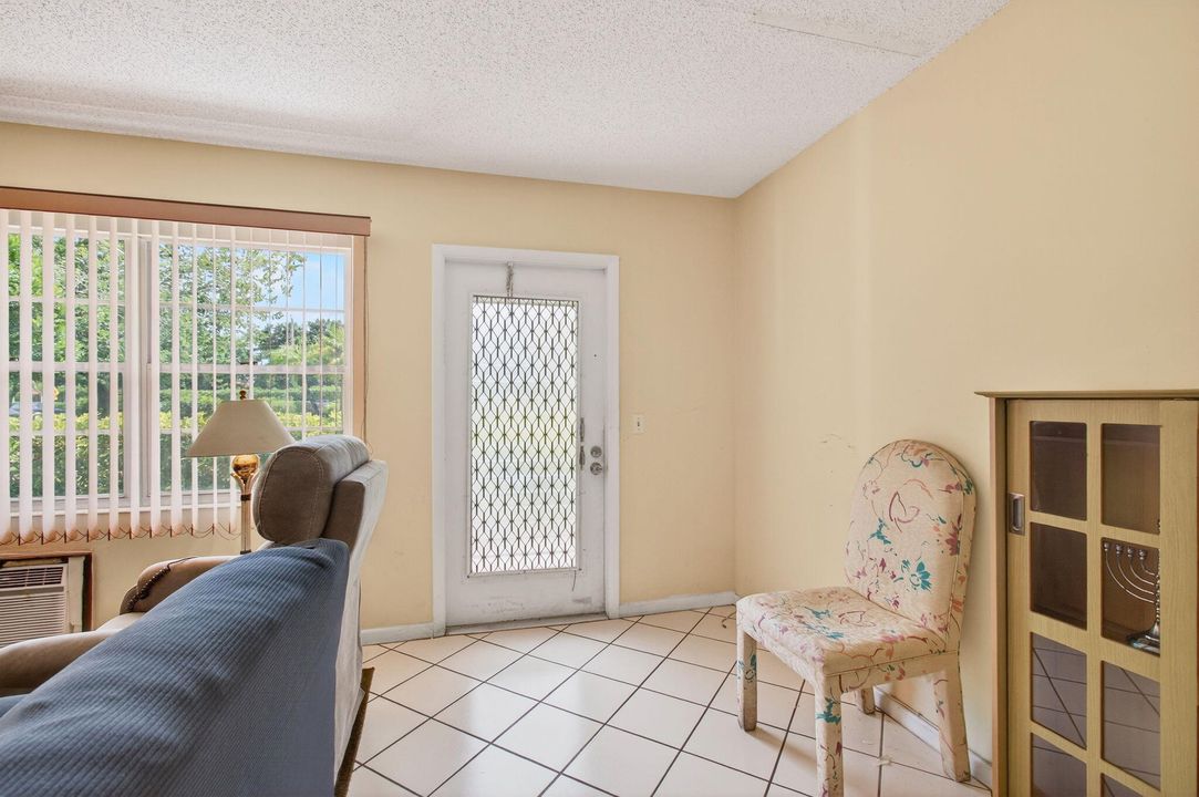 Active With Contract: $65,000 (1 beds, 1 baths, 702 Square Feet)