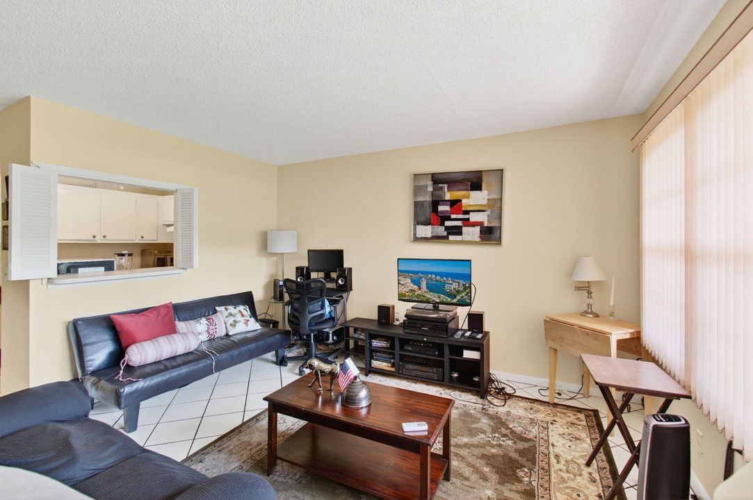 Active With Contract: $65,000 (1 beds, 1 baths, 702 Square Feet)