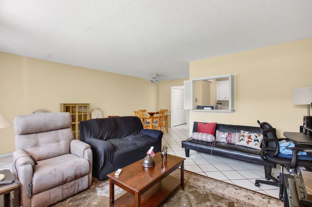 Active With Contract: $65,000 (1 beds, 1 baths, 702 Square Feet)