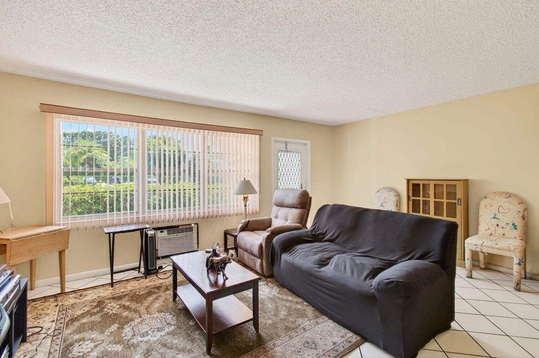 Active With Contract: $65,000 (1 beds, 1 baths, 702 Square Feet)