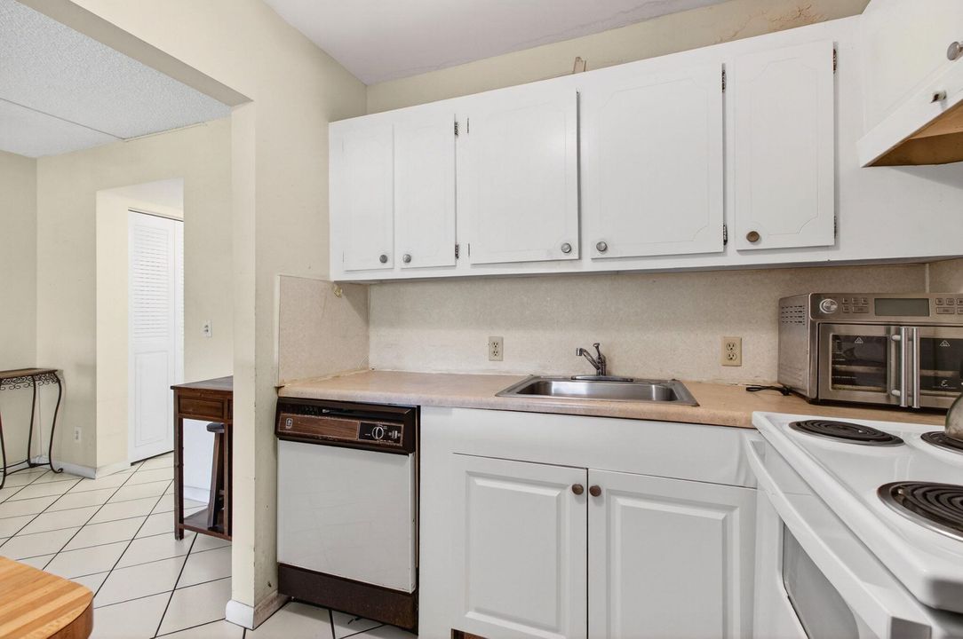 Active With Contract: $65,000 (1 beds, 1 baths, 702 Square Feet)