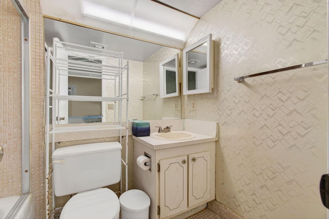 Active With Contract: $65,000 (1 beds, 1 baths, 702 Square Feet)